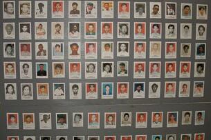 နိုင်ငံရေးအကျဉ်းသားများ ကူညီစောင့်ရှောက်ရေးအသင်း ရုံးခန်းတွင် ချိတ်ဆွဲထားသော မြန်မာနိုင်ငံအတွင်း အကျဉ်းကျခံနေရသော နိုင်ငံရေးအကျဉ်းသားများပုံ