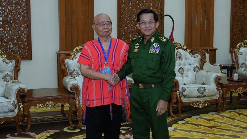 စစ်ကောင်စီဥက္ကဋ္ဌ ဗိုလ်ချုပ်မှူးကြီး မင်းအောင်လှိုင်နဲ့ ကရင်အမျိုးသားအစည်းအရုံး (KNU) ဥက္ကဋ္ဌဟောင်း စောမူတူးစေးဖိုးတို့ ၂၀၂၃ ခုနှစ်၊ စက်တင်ဘာလ ၃၀ ရက်နေ့က နေပြည်တော်မှာ တွေ့ဆုံစဉ်။ (Photo : Myanmar Military)
