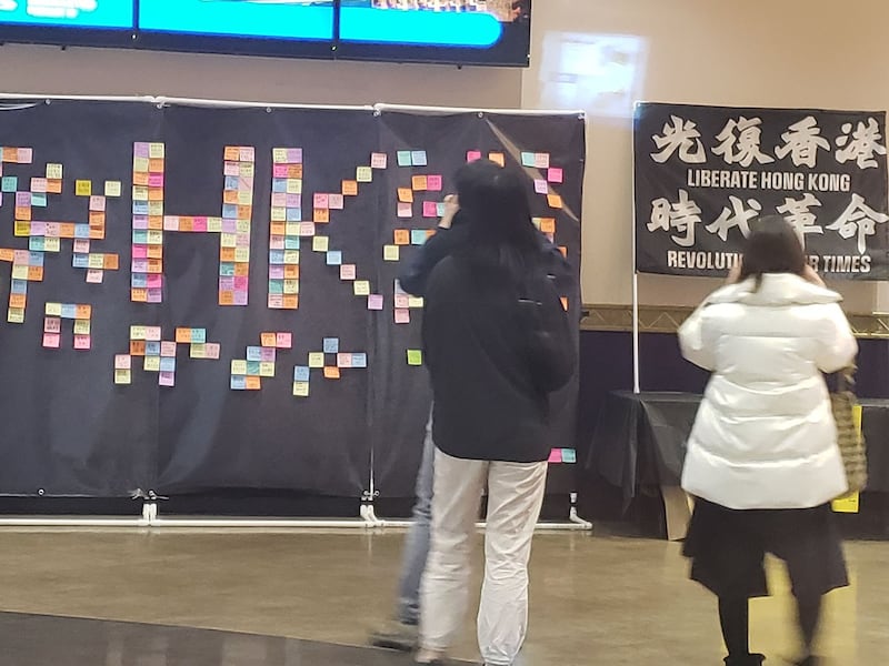 戏院内设了连侬墙,还有光复香港丶时代革命的大旗帜。 (记者柳飞拍摄)