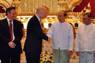 နှစ် ၅၀ ကျော်အတွင်း မြန်မာနိုင်ငံကို ပထမဆုံး လာရောက်တဲ့ ဗြိတိန် နိုင်ငံခြားရေး ဝန်ကြီး William Hague ရဲ့ နှစ်ရက်ကြာ ခရီးစဉ်အတွင်း သမ္မတ ဦးသိန်းစိန်နဲ့ ၂၀၁၁ ခုနှစ် ဇန်နဝါရီလ ၅ ရက်နေ့က နေပြည်တော်မှာ တွေ့ဆုံနေစဉ်။ ဓါတ်ပုံ - RFA