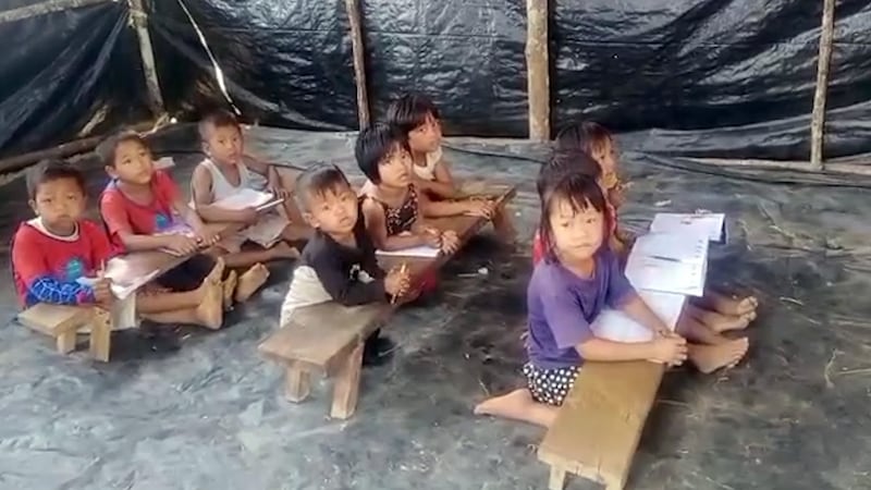 ချင်းပြည်နယ် ထန်တလန်မြို့နယ်မှ ကိုယ်ထူကိုယ်ထ စာသင်ဆောင်မှာ စာသင်ကြားနေကြသည့် ကလေးငယ်များကို ၂၀၂၂ ခုနှစ် ဧပြီလ ၂ ရက်နေ့က တွေ့ရစဉ်၊ (Photo: Citizen Journalist)