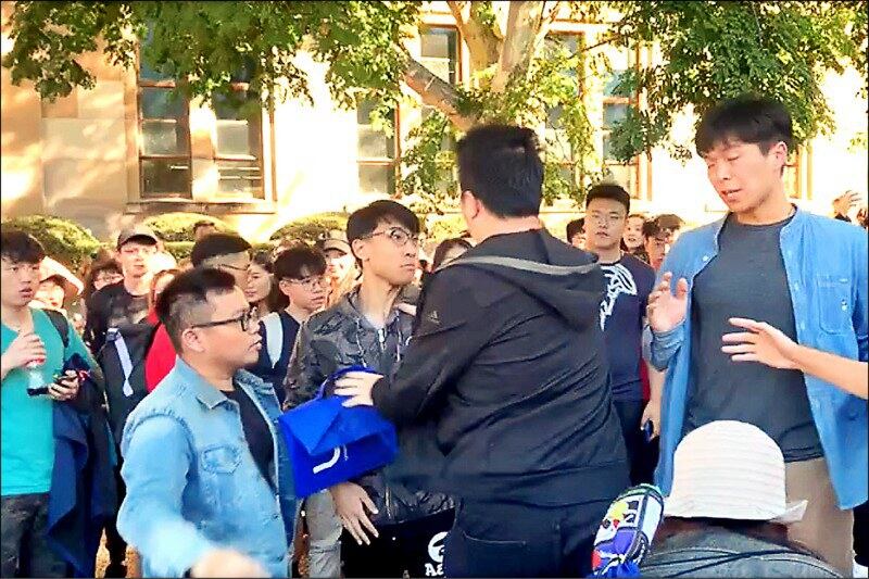 2019年7月24日,香港反送中运动延烧到澳洲昆士兰大学,香港学生在校内举行反送中集会,遭中国学生包围,双方爆发肢体冲突。(推特图片)