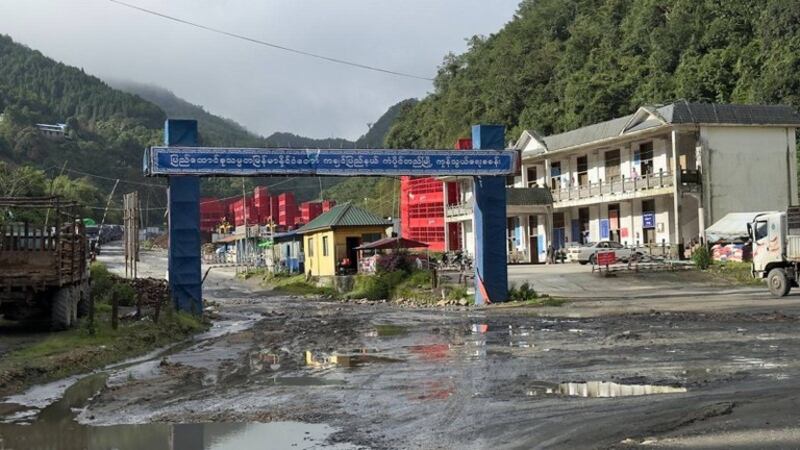 ကချင်ပြည်နယ်၊ ဝိုင်းမော်မြို့နယ်၊ တရုတ်-မြန်မာ နယ်စပ်ကုန်သွယ်ရေးဂိတ်ဖြစ်သည့် ကန်ပိုက်တီမြို့ ကုန်သွယ်ရေးစခန်းကို ၂၀၂၃ ခုနှစ် ဇူလိုင်လ ၂ ရက်နေ့က တွေ့ရစဉ်။ (Photo: RFA)