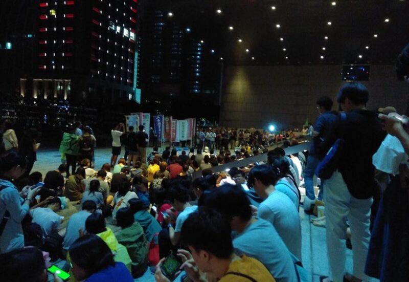 12号晚间在台港生、台生在台中举行“撑香港、护台湾”晚会。(摘自脸书)