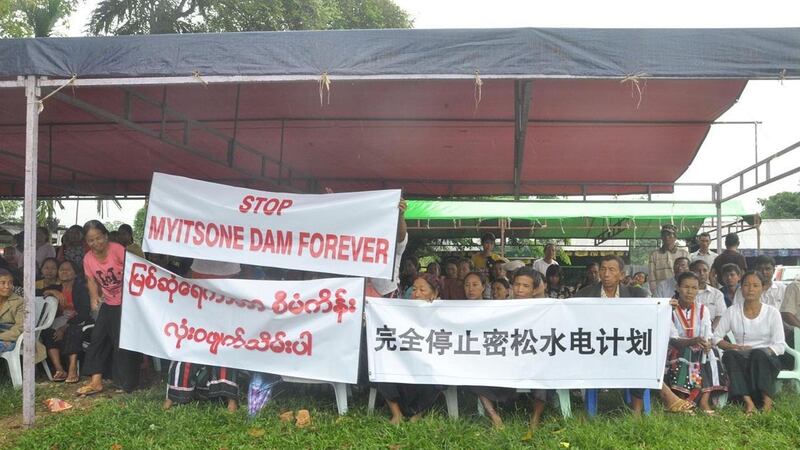 ကချင်ပြည်နယ်မှ ဧရာဝတီမြစ်ဆုံ မေခ၊ မလိခမြစ်နှစ်သွယ်ပေါင်းဆုံရာ မြစ်ဆုံရေကာတာ စီမံကိန်းဖျက်သိမ်းပေးရေး ၂၀၁၆ ခုနှစ်၊ စက်တင်ဘာလ ၉ ရက်နေ့က ပြုလုပ်ခဲ့ကြစဉ်။ (Photo: RFA)