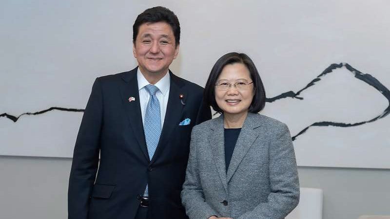 蔡英文12日下午在官邸接见日本首相安倍晋三胞弟、 众议员岸信夫。(取自总统府官网)