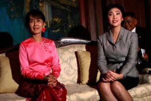 ၂၀၁၁ ခုနှစ်၊ ဒီဇင်ဘာလ ၂၀ ရက်၊ ထိုင်းဝန်ကြီးချုပ် ယင်းလတ်ရှင်နာဝပ်နှင့် အမျိူးသားဒီမိုကရေစီအဖွဲ့ချုပ် ခေါင်းဆောင် ဒေါ်အောင်ဆန်းစုကြည် ရန်ကုန်မြို့ ထိုင်းသံအမတ်ကြီးနေအိမ်တွင် တွေ့ဆုံစဉ်။