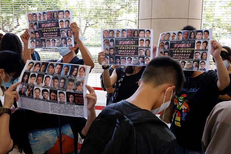 2021年7月8日,港人在西九龙裁判法院外声援被控颠覆国家政权罪的47名泛民人士。(路透社)