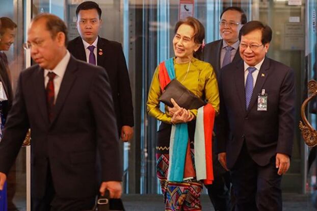 နိုင်ငံတကာတရားရုံးမှာ တရားစွဲဆိုထားတဲ့အပေါ် ရင်ဆိုင်ဖြေရှင်းဖို့ အတိုင်ပင်ခံပုဂ္ဂိုလ် ဒေါ်အောင်ဆန်းစုကြည် နယ်သာလန်ကို ၂ဝ၁၉ ဒီဇင်ဘာ ၈ ရက်နေ့က ထွက်ခွါစဉ်