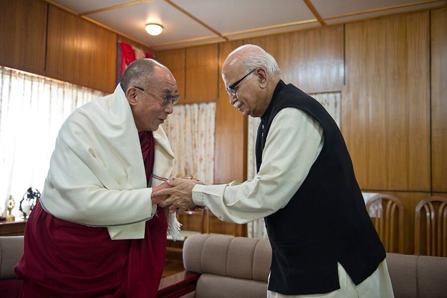 རྒྱ་གར་གྱི་ཕྱོགས་འགལ་BJPཚོགས་པའི་དབུ་ཁྲིད་LK Advani མཆོག་གིས་༢༠༡༡ལོའི་ཕྱི་ཟླ ༥པའི་ནང་༸གོང་ས་མཆོག་མཇལ་འཕྲད་ཞུ་བཞིན་པ།