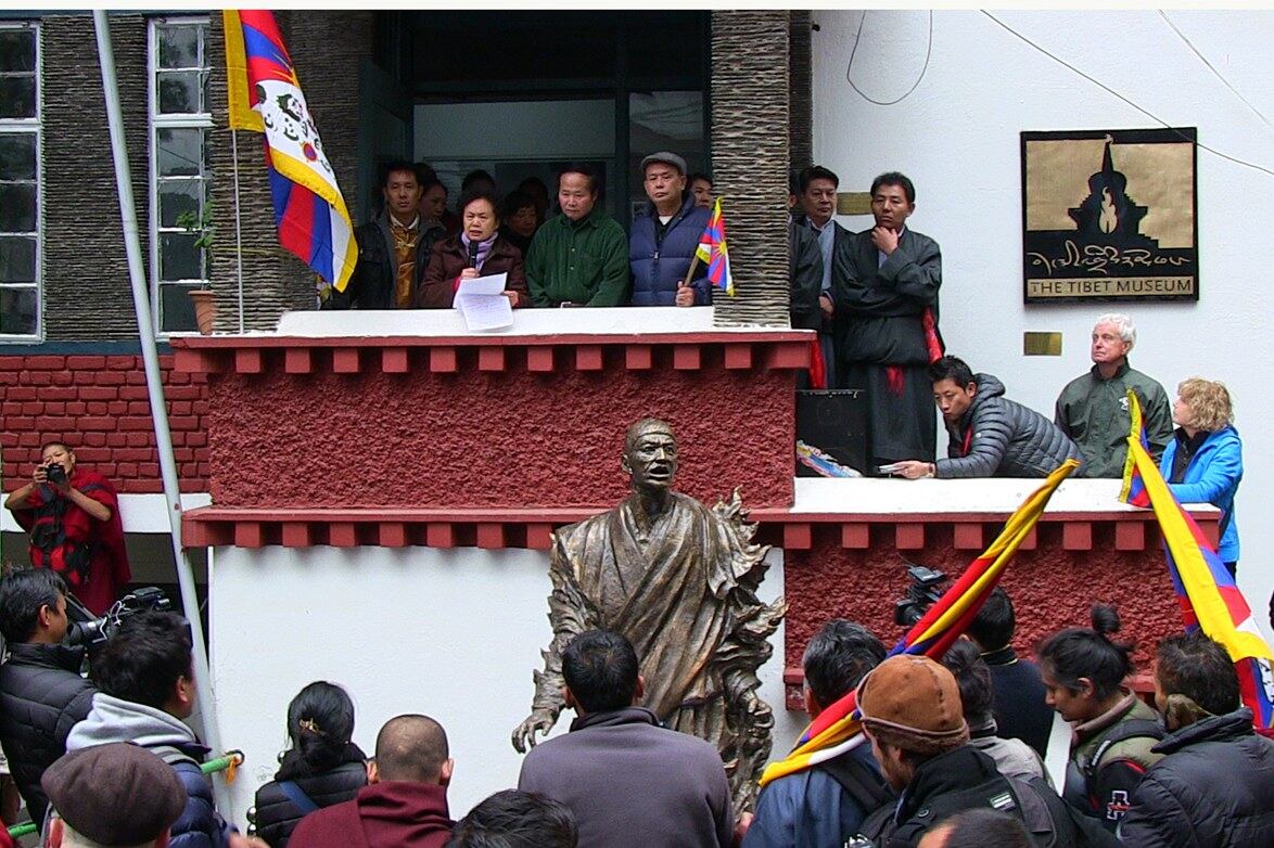 དྲན་རྟེན་རྡོ་བརྐོས་བཤམ་སྟོན་སྐབས་རྒྱ་མི་རིགས་ལྕམ་Qi Jia Zhengགཏམ་བཤད་གནང་བཞིན་པ། ༢༠༡༤།༣།༡༠