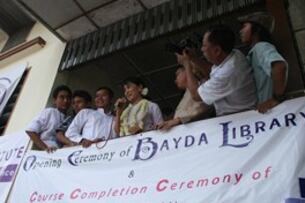 ၂၀၁၁ ခုနှစ် အောက်တိုဘာလ ၃၁ ရက်နေ့က ရန်ကုန်မြို့ သင်္ဃန်းကျွန်း မြို့နယ်မှာ ကျင်းပပြုလုပ်သည့် ဗေဒါ အခမဲ့ပညာရေးကျောင်း စာကြည့်တိုက်ဖွင့်ပွဲနှင့် သင်တန်းဆင်းပွဲ အခမ်းအနားကို ဒေါ်အောင်ဆန်းစုကြည် တက်ရောက်စကားပြောဆိုနေစဉ်။