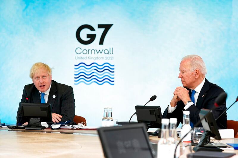 美国总统拜登(右)日前与英国首相约翰逊签署了《新大西洋宪章》。(AP)