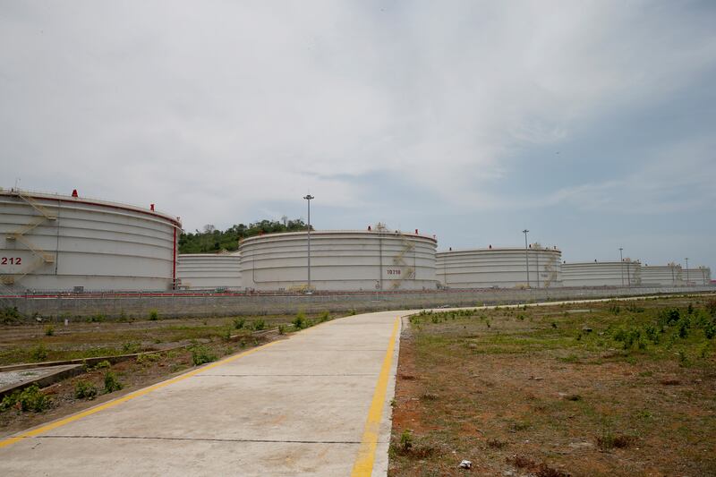 ရခိုင်ပြည်နယ် ကျောက်ဖြူမြို့အနီး မဒေးကျွန်းရှိ ရေနံဆီကန်များကို ၂၀၁၇ ခုနှစ် မေလ ၁၇ ရက်က တွေ့ရစဉ်။ (Photo: Reuters)