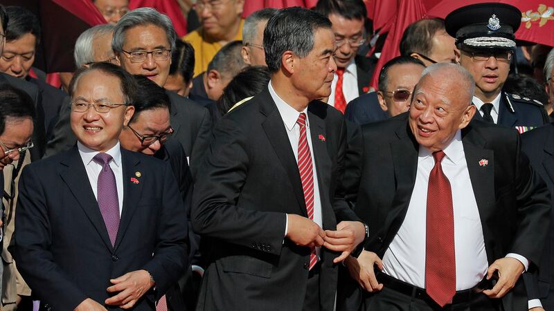 中联办主任王志民(左)和梁振英和董建华在 一起。(美联社)