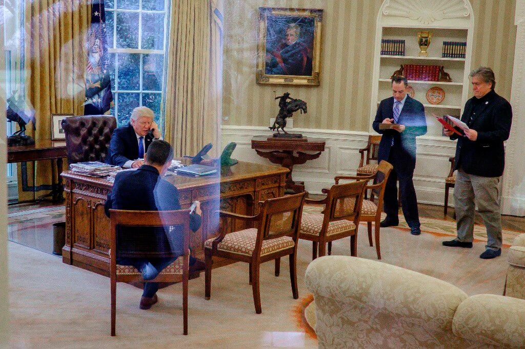 ཨ་རིའི་སྲིད་འཛིན་ཌོ་ནལཌ་ཏྲ་རམཔ་(Donald Trump)་མཆོག་གིས་ཇར་མན་གྱི་སྲིད་བློན་ལ་ཁ་པར་གཏོང་བཞིན་པ། ༢༠༡༧།༡།༢༨