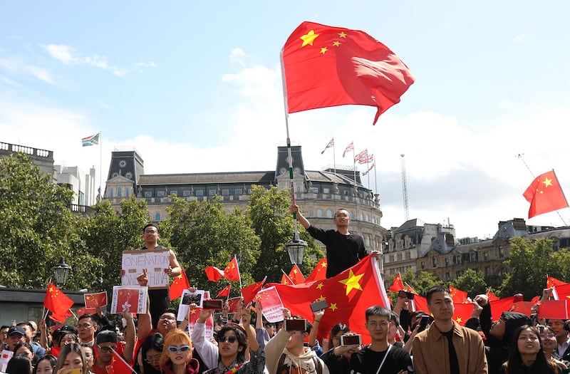 2019年8月17日,一批来自中国大陆的留学生在英国伦敦举行集会,他们唱出这首经典儿歌,寓意香港只有背靠中国大陆,才有未来。(法新社)