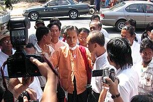 အမျိုးသားဒီမိုကရေစီအဖွဲ့ချုပ် ဒု-ဥက္ကဌ ဦးတင်ဦး နေအိမ်အကျယ်ချုပ်မှ ပြန်လည် လွတ်မြောက်လာပြီးနောက် ရွှေဂုံတိုင်ဌာနချုပ်ရုံးသို့ ၂ဝ၁ဝ ခုနှစ် ဖေဖော်ဝါရီလ ၁၅ ရက်နေ့က ရောက်ရှိလာစဉ်။