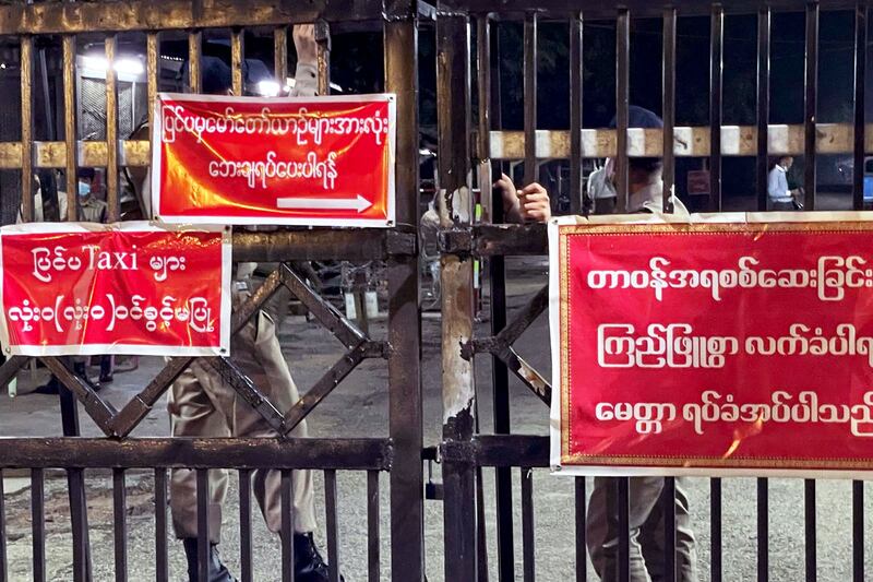 အင်းစိန်အကျဉ်းထောင်ဂိတ်တံခါးဝတွင် အကျဉ်းဦးစီးဌာနဝန်ထမ်းများ စောင့်ကြပ်နေစဉ်။ (Photo: RFA)