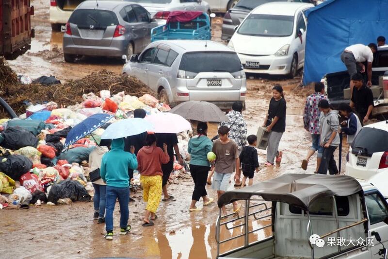 တရုတ်-မြန်မာ နယ်စပ်စည်းမျဉ်းအမှတ် BP-125 ရှိ စစ်ဘေးဒုက္ခသည်စခန်းတွင် ခိုလှုံနေထိုင်နေကြသည့် လောက်ကိုင်မြို့မှ ဒေသခံများ။ (Photo: KoKang News)