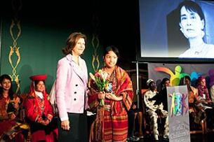 မြန်မာ့ ဒီမိုကရေစီခေါင်းဆောင် ဒေါ်အောင်ဆန်းစုကြည်ကို ဆွီဒင်အခြေစိုက် ကမ္ဘာ့ကလေးများအဖွဲ့ နာယကအဖြစ် ဂုဏ်ပြုခန့်အပ်သည့် အထိမ်းအမှတ်အဖြစ် ဒေါ်အောင်ဆန်းစုကြည် ကိုယ်စား ပြည်ပရောက် ချင်းတိုင်းရင်းသူ Laura Sakhong ကို ဆွီဒင်ဘုရင်မ Silvia က ဖန်သားကမ္ဘာလုံးရုပ် ပေးအပ်နေပုံ ဖြစ်ပါသည်။(Photo: Sofia Marcetic/World's Children's Prize)