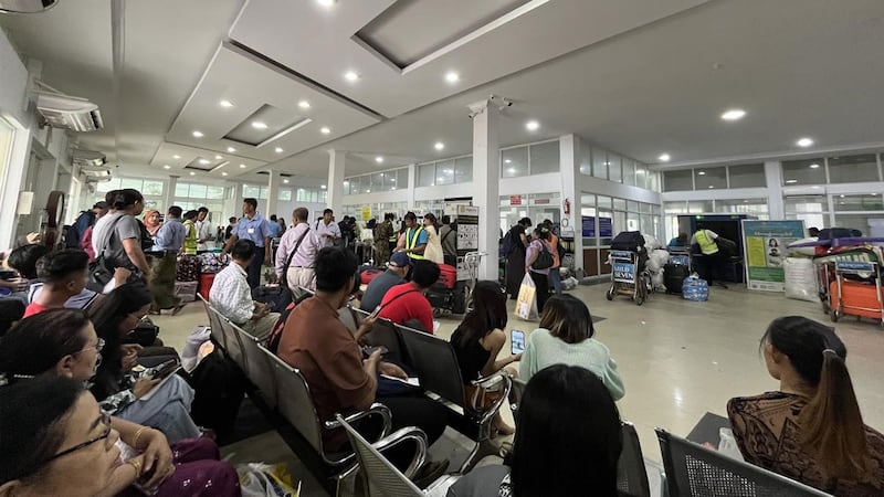 ရခိုင်ပြည်နယ်၊ စစ်တွေလေဆိပ်အတွင်း စောင့်ဆိုင်းနေသည့်ခရီးသည်များအား ၂၀၂၃ ခုနှစ်၊ နိုဝင်ဘာလ ၂၀ ရက်နေ့က တွေ့ရစဉ်။ (Photo: RFA)
