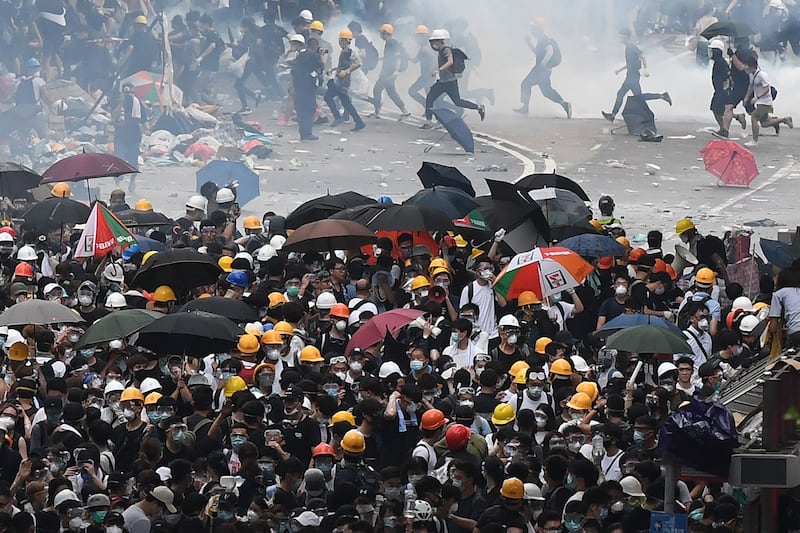 2019年6月12日,香港市民反《逃犯条例》的示威活动中,警察向示威者发射催泪弹。(法新社)