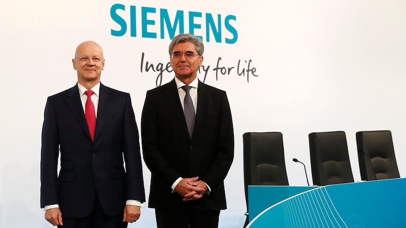 西门子公司总裁Joe Kaeser(右)和首席财务官Ralf P. Thomas。(美联社)