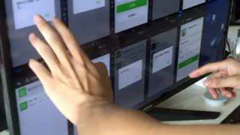 网络警察在监控大量微信群内的聊天内容。(媒体人提供/RFA资料图片)