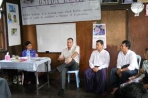 ရန်ကုန်မြို့တွင် ဖွင့်လှစ်ထားသည့် ဗေဒါသင်တန်းကျောင်းသို့ ၂ဝ၁၁ ခုနှစ် သြဂုတ်လ ၄ ရက်နေ့က မြန်မာနိုင်ငံဆိုင်ရာ အစ္စရေး သံအမတ်ကြီး Mr.Yaron Mayer လာရောက်လည်ပတ်စဉ်။