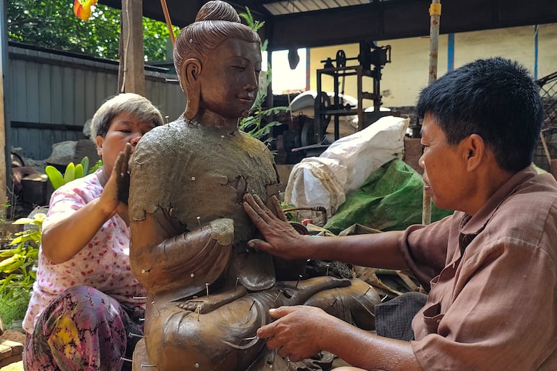 မန္တလေးတိုင်း ချမ်းမြသာစည်မြို့နယ် တမ္ပဝတီအရပ်တွင် ကြေးသွန်းပစ္စည်းများ ပြုလုပ်နေသည်ကို ၂၀၂၃ ခုနှစ် ဇူလိုင်လ ၇ ရက်နေ့က တွေ့ရစဉ်။ (Photo: RFA)