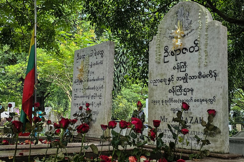 အာဇာနည်ခေါင်းဆောင် ဝန်ကြီးဦးရာဇတ်နဲ့ ရဲဘော်ကိုထွေးတို့ အုတ်ဂူကို ၂၀၂၃ ခုနှစ် ဇူလိုင် ၁၉ ရက်နေ့က တွေ့ရစဉ်။ (Photo : RFA)