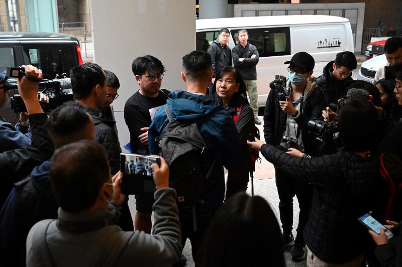 三人全程被大批便衣警员包围 (法新社图片)