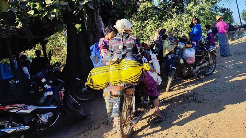 စစ်ကိုင်းတိုင်း၊ ခင်ဦးမြို့နယ်ထဲသို့ စစ်ကောင်စီစစ်ကြောင်း ဝင်ရောက်လာသဖြင့် ထွက်ပြေးနေကြရသည့် ဒေသခံများအား ၂၀၂၄ ခုနှစ်၊ ဇန်နဝါရီလ ၃ ရက်နေ့က တွေ့ရစဉ်။ (ဓာတ်ပုံ - ကိုလူချော)