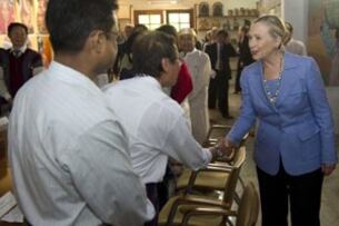 အမေရိကန် နိုင်ငံခြားရေးဝန်ကြီး Hillary Clinton နဲ့ တိုင်းရင်းသားပါတီများ၊ တိုင်းရင်းသား လူမှု အကူအညီပေးရေး အဖွဲ့အစည်းတွေက ကိုယ်စားလှယ်များ ၂၀၁၁ ခုနှစ် ဒီဇင်ဘာလ ၂ ရက်နေ့က ရန်ကုန်မြို့ ကမ္ဘာအေးဘုရားလမ်းရှိ ဗိဿနိုး အနုပညာခန်းမမှာ တွေ့ဆုံကြစဉ်။