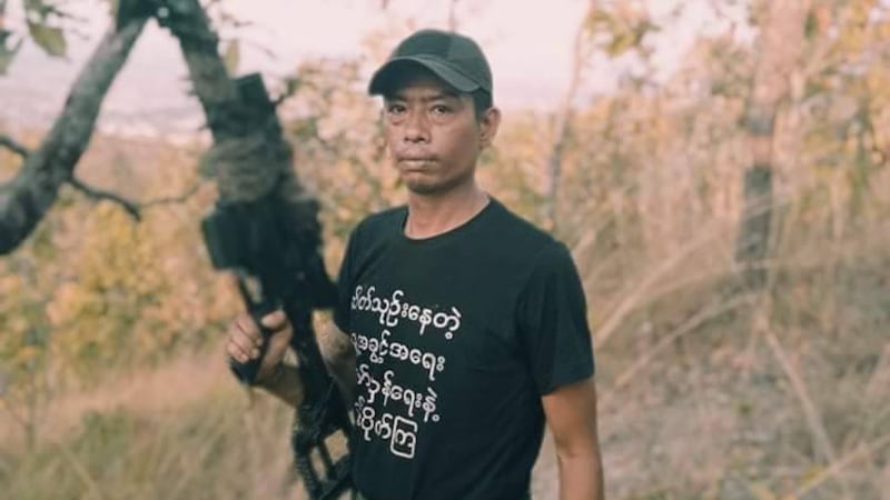ရှေ့တန်းစစ်မြေပြင်တစ်နေရာတွင် တွေ့ရသည့် တပ်မတော်သားဟောင်း ကိုအောင်ကြီး။ (Photo: Citizen Journalist)