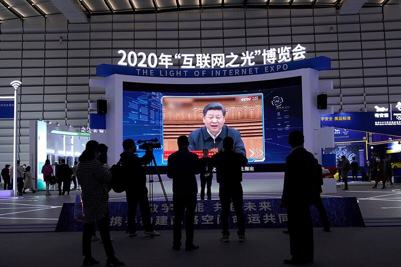 2020 年 11 月 23 日，中国浙江省乌镇举行第六届世界互联网大会（WIC）期间，屏幕上显示了中国国家主席习近平。（路透社）