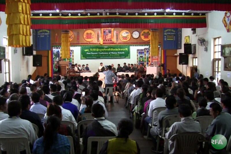 བཙན་བྱོལ་བོད་མིའི་སློབ་གྲྭ་ཁག་གི་ཕ་མའི་ཚོགས་ཆེན་ཐེངས་དང་པོའི་ཚོགས་ར། ༢༠༡༥།༨།༡༡