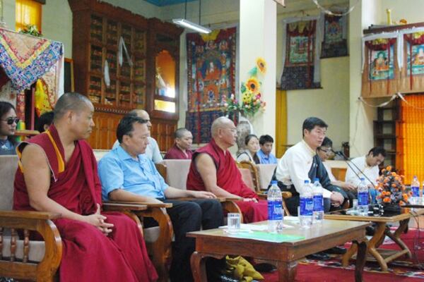 སྲིད་སྐྱོང་མཆོག་ས་རཱ་མཐོ་སློབ་དབུ་བརྙེས་བའི་མཛད་སྒོར་ཕེབས་པ། ༢༠༡༢