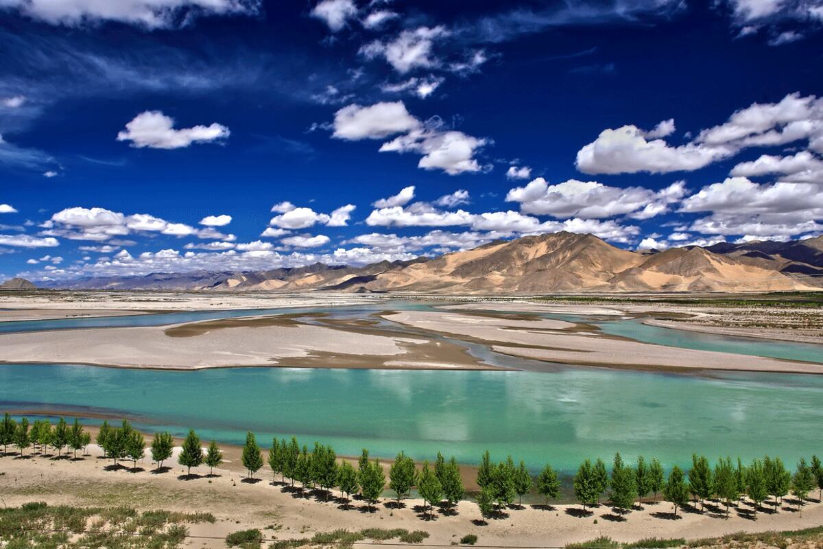 བོད་ནས་རྒྱུག་བཞིན་པའི་ཡར་ཀླུངས་གཙང་པོ།