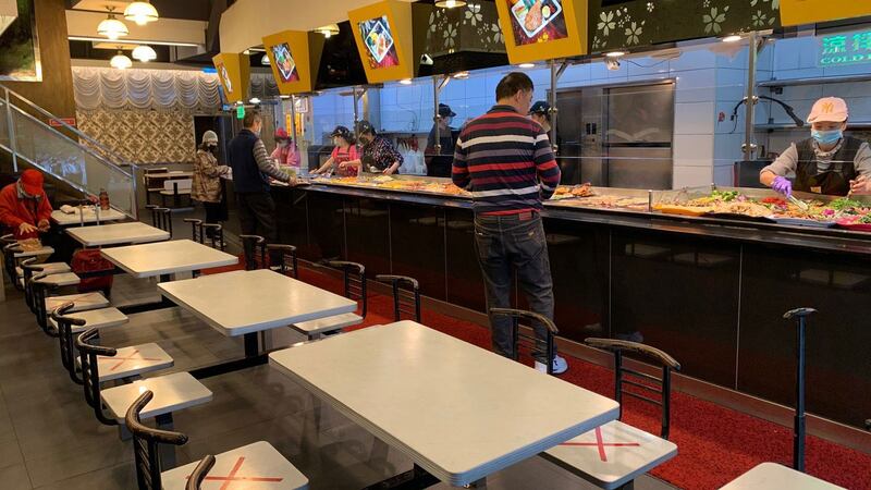 台湾自助餐也开始标出社交距离。(记者夏小华摄)