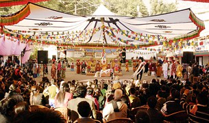 བོད་གཞུང་ཟློས་གར་དབུ་བརྙེས་ནས་ལོ་ངོ་ལྔ་བཅུ་འཁོར་བ། བོད་གཞུང་ཟློས་གར་དབུ་བརྙེས་ནས་ལོ་ངོ་ལྔ་བཅུ་འཁོར་བ།