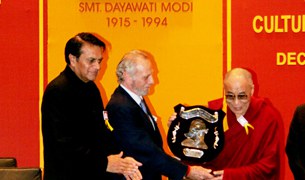 ༸གོང་ས་མཆོག་ལ་ཌ་ཡ་བ་ཏི་གཟེགས་རྟགས། ༸གོང་ས་མཆོག་ལ་ཌ་ཡ་བ་ཏི་གཟེགས་རྟགས།