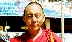 ལྕང་ཚ་དྲན་པ་དགོན་པའི་དགེ་འདུན་པ་ཞིག་འཛིན་བཟུང༌། ལྕང་ཚ་དྲན་པ་དགོན་པའི་དགེ་འདུན་པ་ཞིག་འཛིན་བཟུང༌།