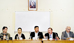 ཕ་རན་སི་གྲོས་ཚོགས་འཐུས་མི་བཞུགས་སྒར་དུ་ཕེབས་ཡོད་པ།