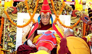 བཙན་བྱོལ་བོད་གཞུང་མང་ནས་༸གོང་ས་མཆོག་ལ་བརྟན་བཞུཊ། བཙན་བྱོལ་བོད་གཞུང་མང་ནས་༸གོང་ས་མཆོག་ལ་བརྟན་བཞུཊ།