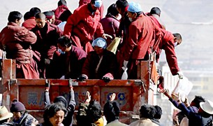 དགེ་འདུན་པ་དང་སློབ་མ་ནས་རོགས་སྐྱོར། དགེ་འདུན་པ་དང་སློབ་མ་ནས་རོགས་སྐྱོར།