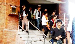 དཔལ་འབྱོར་གྱི་ཉེས་ཆད་བཀལ་ཏེ་གློད་བཀྲོལ།