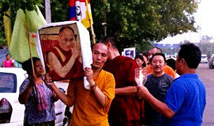 ལྡི་ལི་བོད་མི་ནས་མར་མེ་ཁྲོམ་སྐོར་གྱི་ལས་འགུལ།
