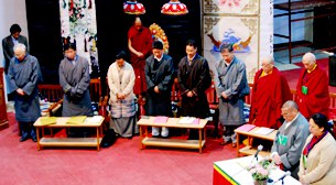 བཞུགས་སྒར་དུ་དམིགས་བསལ་ཚོཌ་ཆེན་དབུ་བཙུཌ་གནང་ཡོད་པ། བཞུགས་སྒར་དུ་དམིགས་བསལ་ཚོཌ་ཆེན་དབུ་བཙུཌ་གནང་ཡོད་པ།